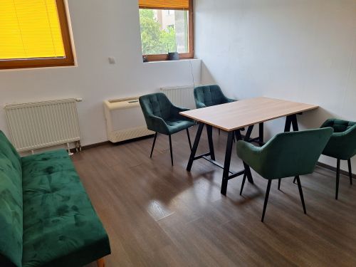 Zasadačka LOUNGE - Tvoja bublina na diskrétne konzultácie, koučing alebo dôležité videohovory, kde ťa nikto nevyruší.