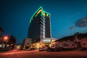 Hotel guests only / 2-Hour Entry